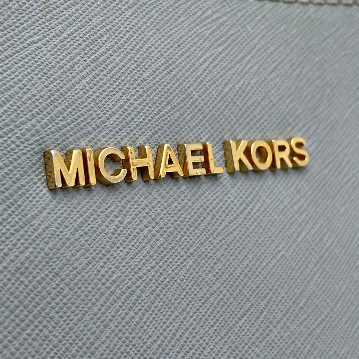 美品 MICHAEL KORS マイケルコース JET SET ITEM EW クロスボディ ラージ ショルダーバッグ ライトブルー 水色 サフィアーノ レザー 本革 ゴールドチェーン ゴールド金具 ロゴ ラウンドジップ 斜めがけ レディース S84