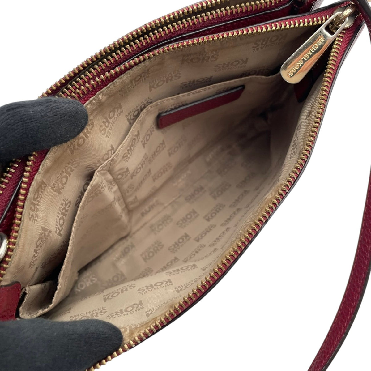良品 MICHAEL KORS マイケルコース TRISHA トリシャ ミディアム トリプルコンパートメント ショルダーバッグ クロスボディ ボルドー レザー シボ革 ゴールド金具 ロゴ 斜めがけ レディース S99