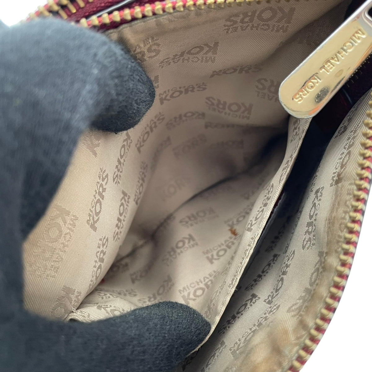 良品 MICHAEL KORS マイケルコース TRISHA トリシャ ミディアム トリプルコンパートメント ショルダーバッグ クロスボディ ボルドー レザー シボ革 ゴールド金具 ロゴ 斜めがけ レディース S99