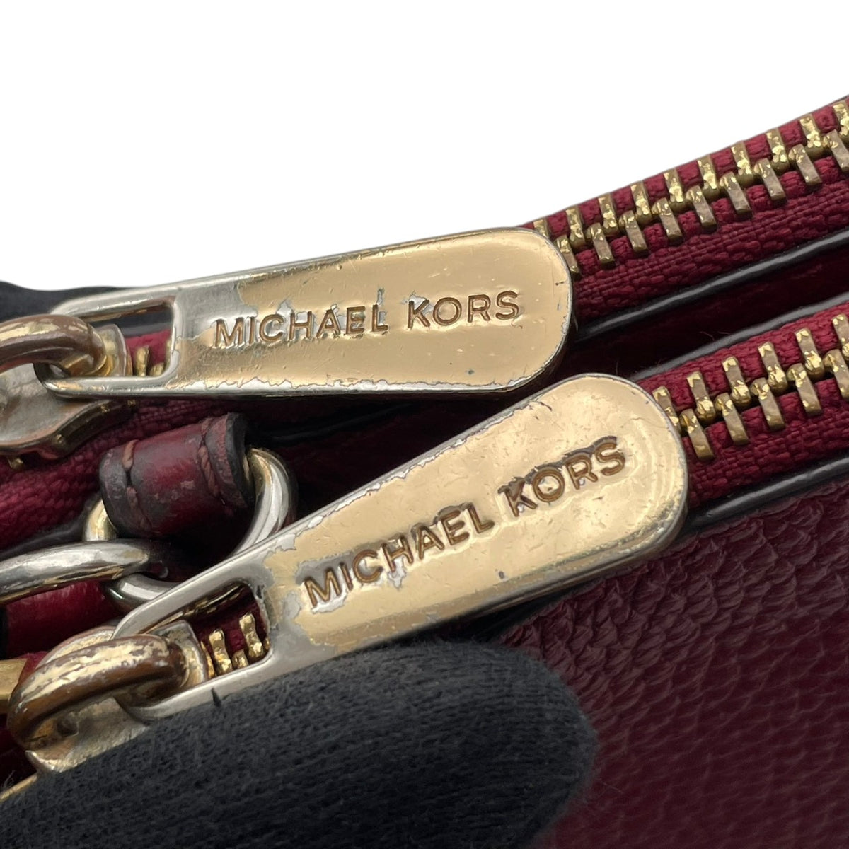 良品 MICHAEL KORS マイケルコース TRISHA トリシャ ミディアム トリプルコンパートメント ショルダーバッグ クロスボディ ボルドー レザー シボ革 ゴールド金具 ロゴ 斜めがけ レディース S99