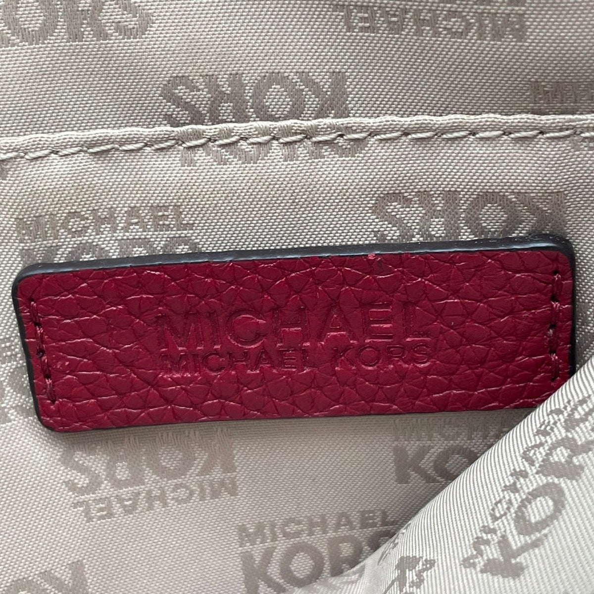 良品 MICHAEL KORS マイケルコース TRISHA トリシャ ミディアム トリプルコンパートメント ショルダーバッグ クロスボディ ボルドー レザー シボ革 ゴールド金具 ロゴ 斜めがけ レディース S99