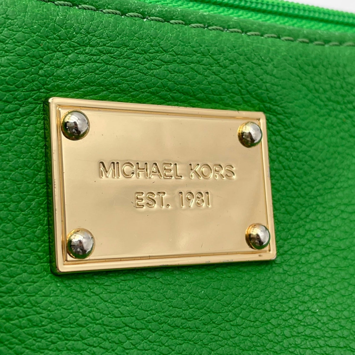 良品 MICHAEL KORS マイケルコース ショルダーバッグ クロスボディ ポシェット リストレット 2way グリーン 緑 レザー ゴールド金具 EST.1981 ロゴプレート ファスナー ミニバッグ 斜めがけ レディース S99