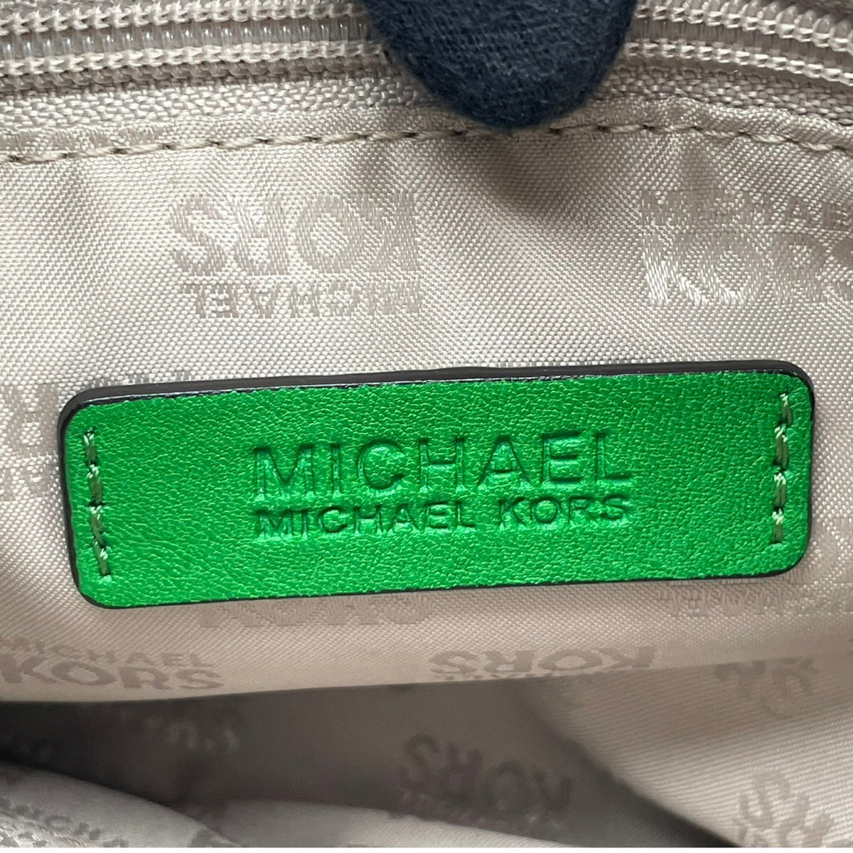 良品 MICHAEL KORS マイケルコース ショルダーバッグ クロスボディ ポシェット リストレット 2way グリーン 緑 レザー ゴールド金具 EST.1981 ロゴプレート ファスナー ミニバッグ 斜めがけ レディース S99
