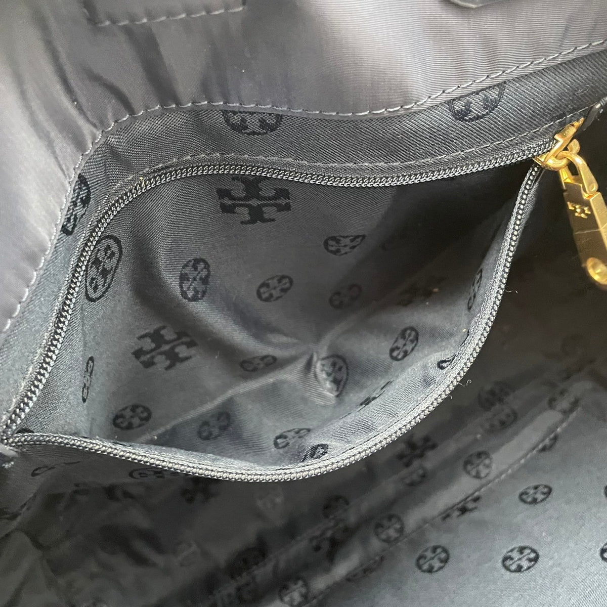 良品 TORY BURCH トリーバーチ Ella エラ トートバッグ ネイビー ナイロン レザー ダブルT ビッグロゴ ロゴパッチ 肩掛け ワンショルダー ハンドバッグ 大型ロゴ シンプル レディース カジュアル デイリー S99