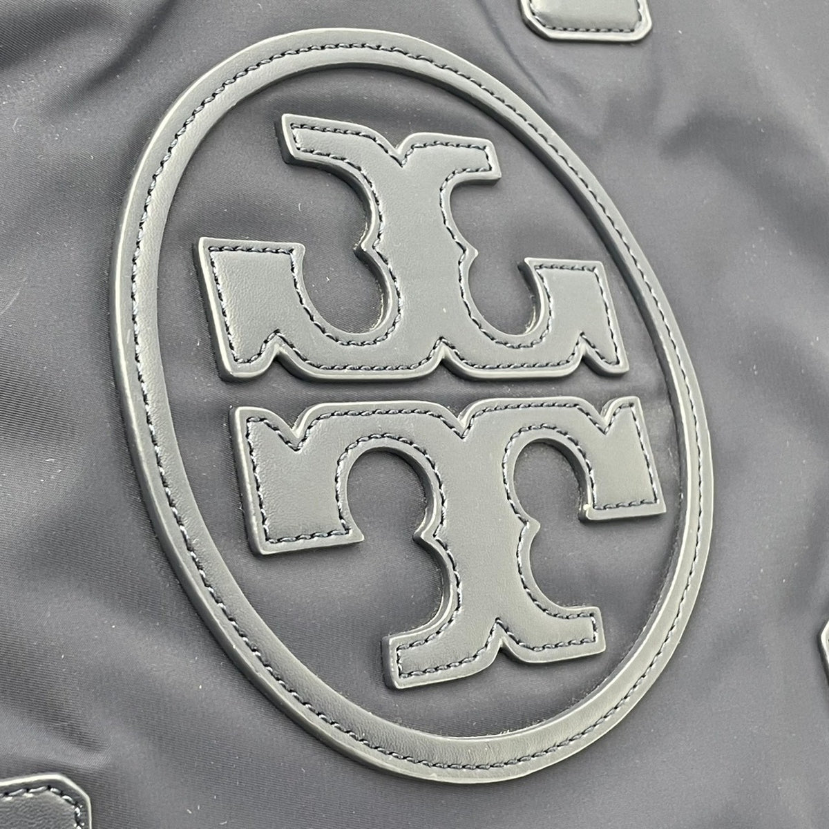 良品 TORY BURCH トリーバーチ Ella エラ トートバッグ ネイビー ナイロン レザー ダブルT ビッグロゴ ロゴパッチ 肩掛け ワンショルダー ハンドバッグ 大型ロゴ シンプル レディース カジュアル デイリー S99