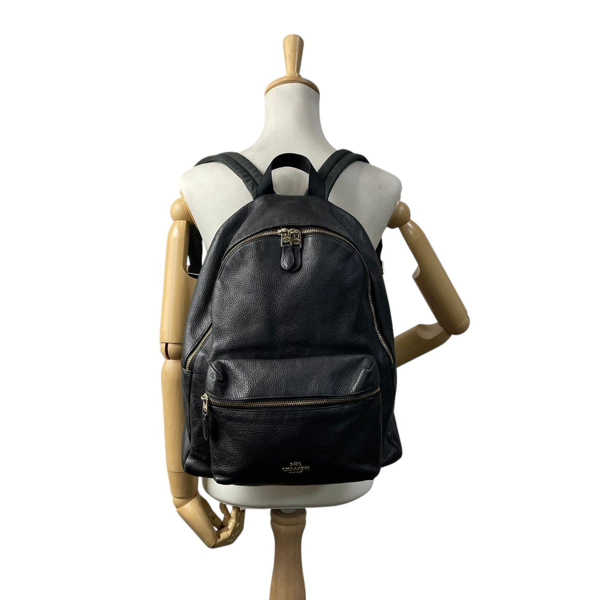 良品 COACH コーチ F29004 Charlie チャーリー バックパック リュック デイパック ブラック 黒 ペブルドレザー シボ革 ゴールド金具 ロゴ ファスナー フロントポケット 大容量 A4収納 レディース メンズ ユニセックス S99