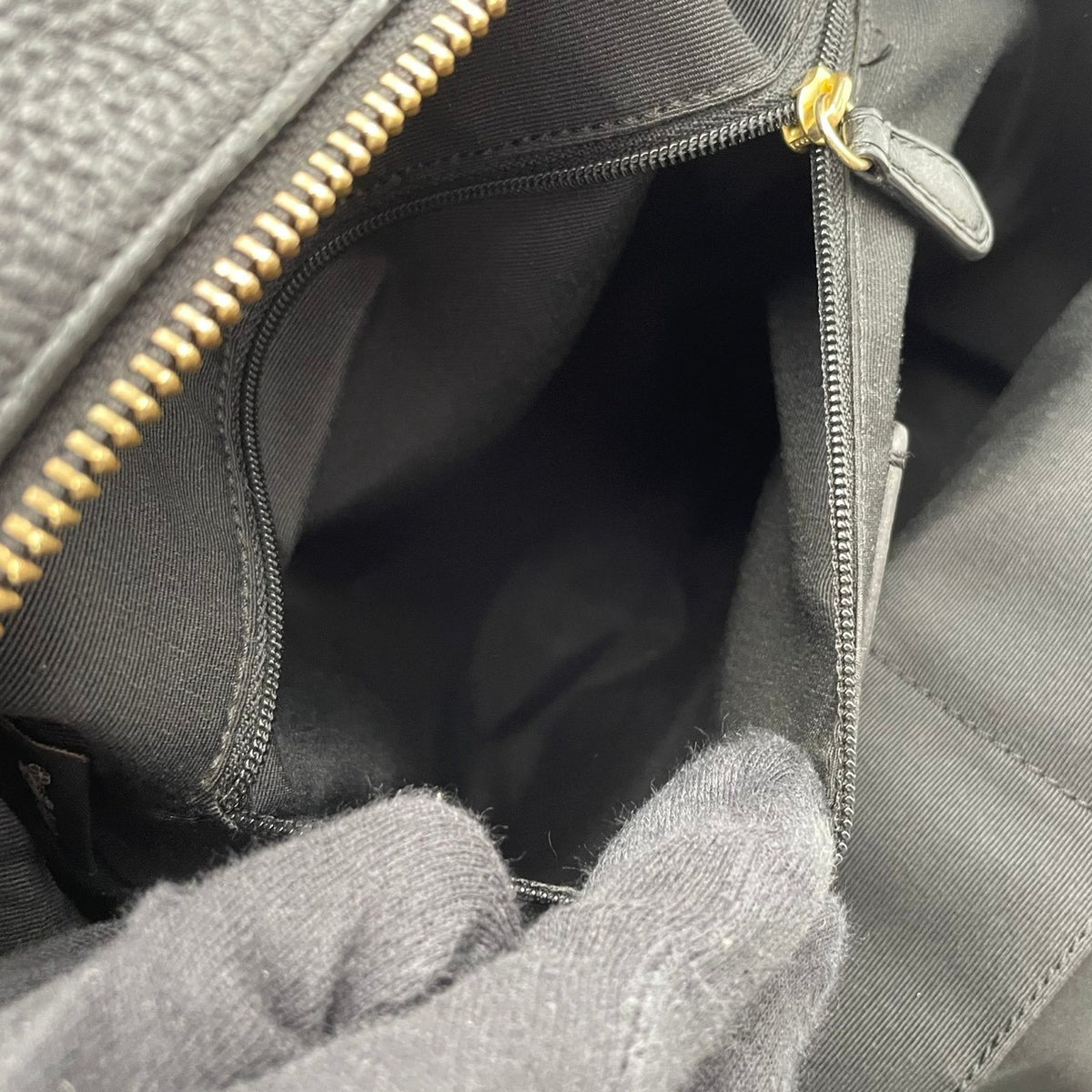 良品 COACH コーチ F29004 Charlie チャーリー バックパック リュック デイパック ブラック 黒 ペブルドレザー シボ革 ゴールド金具 ロゴ ファスナー フロントポケット 大容量 A4収納 レディース メンズ ユニセックス S99