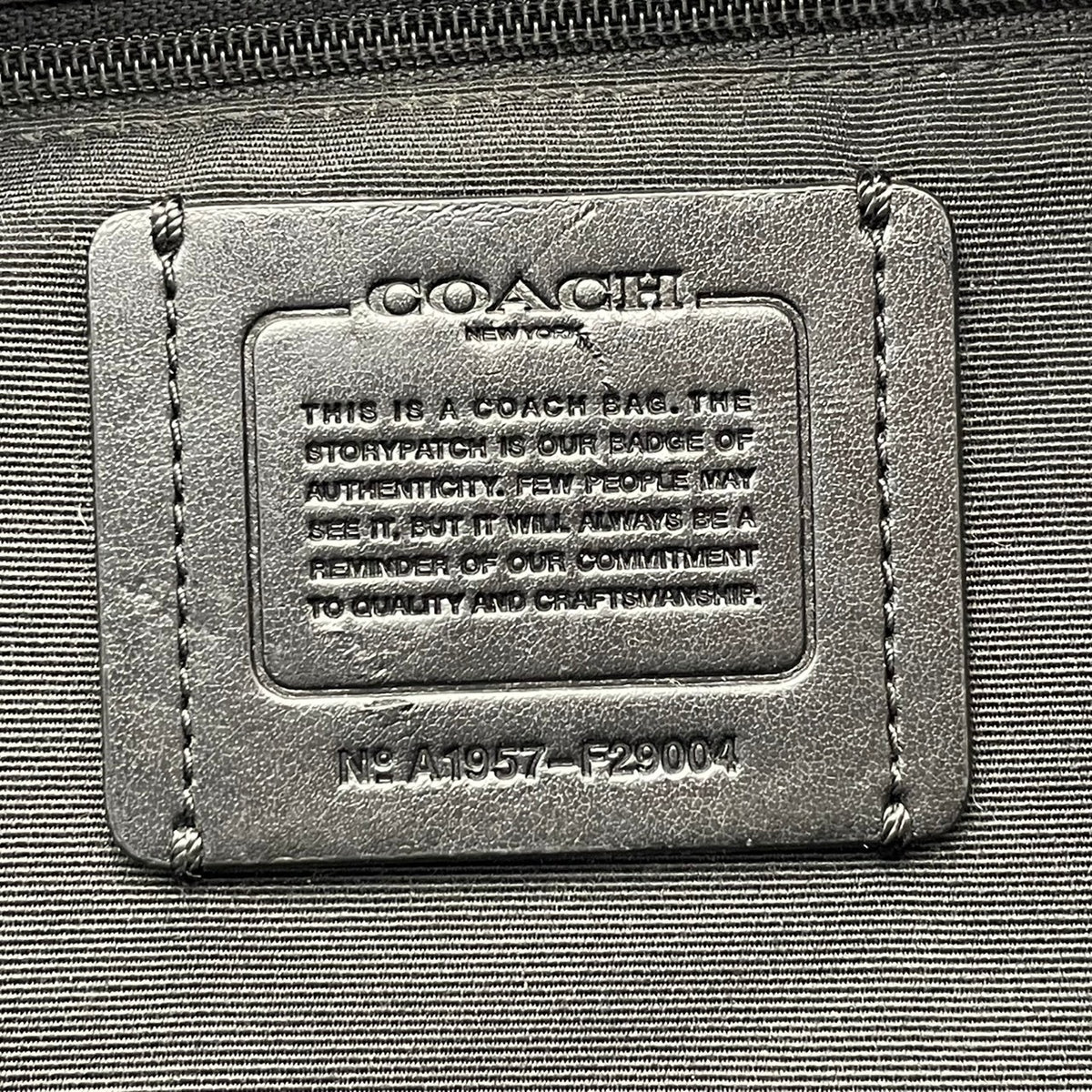 良品 COACH コーチ F29004 Charlie チャーリー バックパック リュック デイパック ブラック 黒 ペブルドレザー シボ革 ゴールド金具 ロゴ ファスナー フロントポケット 大容量 A4収納 レディース メンズ ユニセックス S99