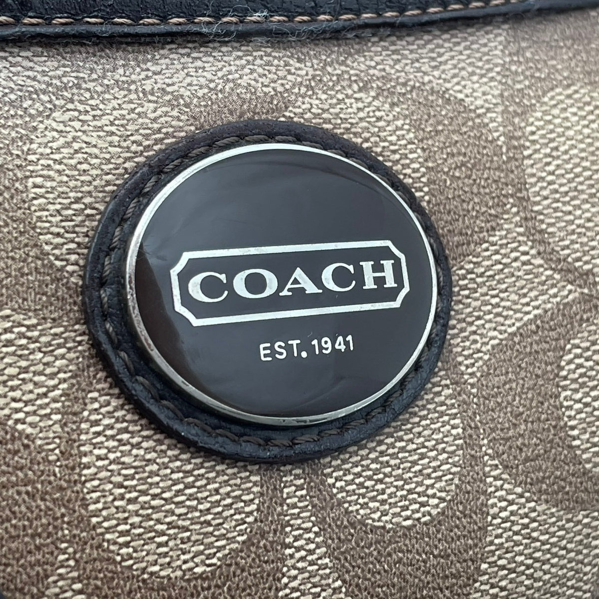 良品 COACH コーチ ヘリテージ シグネチャー ショルダーバッグ ライトブラウン ブラウン PVC レザー ロゴプレート シルバー金具 肩掛け 斜め掛け モノグラム ファスナー レディース ロゴ柄 カジュアル デイリー S99