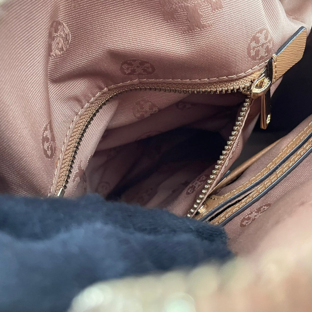 TORY BURCH トリーバーチ Emerson エマーソン バックパック リュック デイパック キャメル レザー サフィアーノ調 ダブルT ロゴ ゴールド金具 フロントポケット ファスナー 無地 レディース 通勤 通学 カジュアル デイリー S95