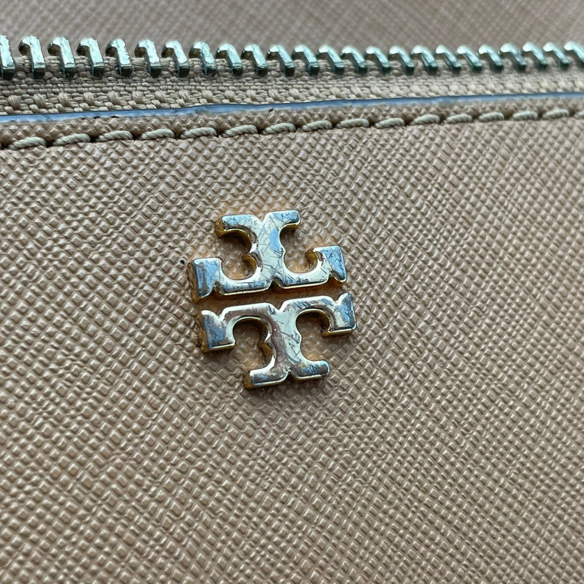 TORY BURCH トリーバーチ Emerson エマーソン バックパック リュック デイパック キャメル レザー サフィアーノ調 ダブルT ロゴ ゴールド金具 フロントポケット ファスナー 無地 レディース 通勤 通学 カジュアル デイリー S95
