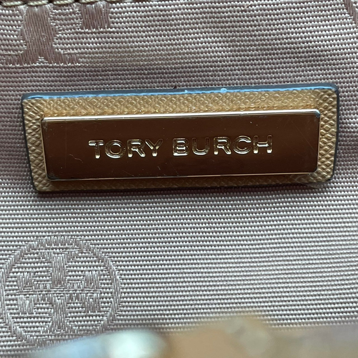 TORY BURCH トリーバーチ Emerson エマーソン バックパック リュック デイパック キャメル レザー サフィアーノ調 ダブルT ロゴ ゴールド金具 フロントポケット ファスナー 無地 レディース 通勤 通学 カジュアル デイリー S95