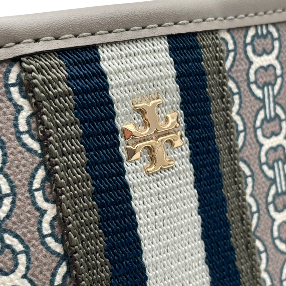 良品 TORY BURCH トリーバーチ Gemini Link ジェミニリンク トートバッグ グレー コーティングキャンバス レザー 総柄 ストライプ ダブルT ロゴ ゴールド金具 ファスナー 肩掛け ハンドバッグ レディース S95