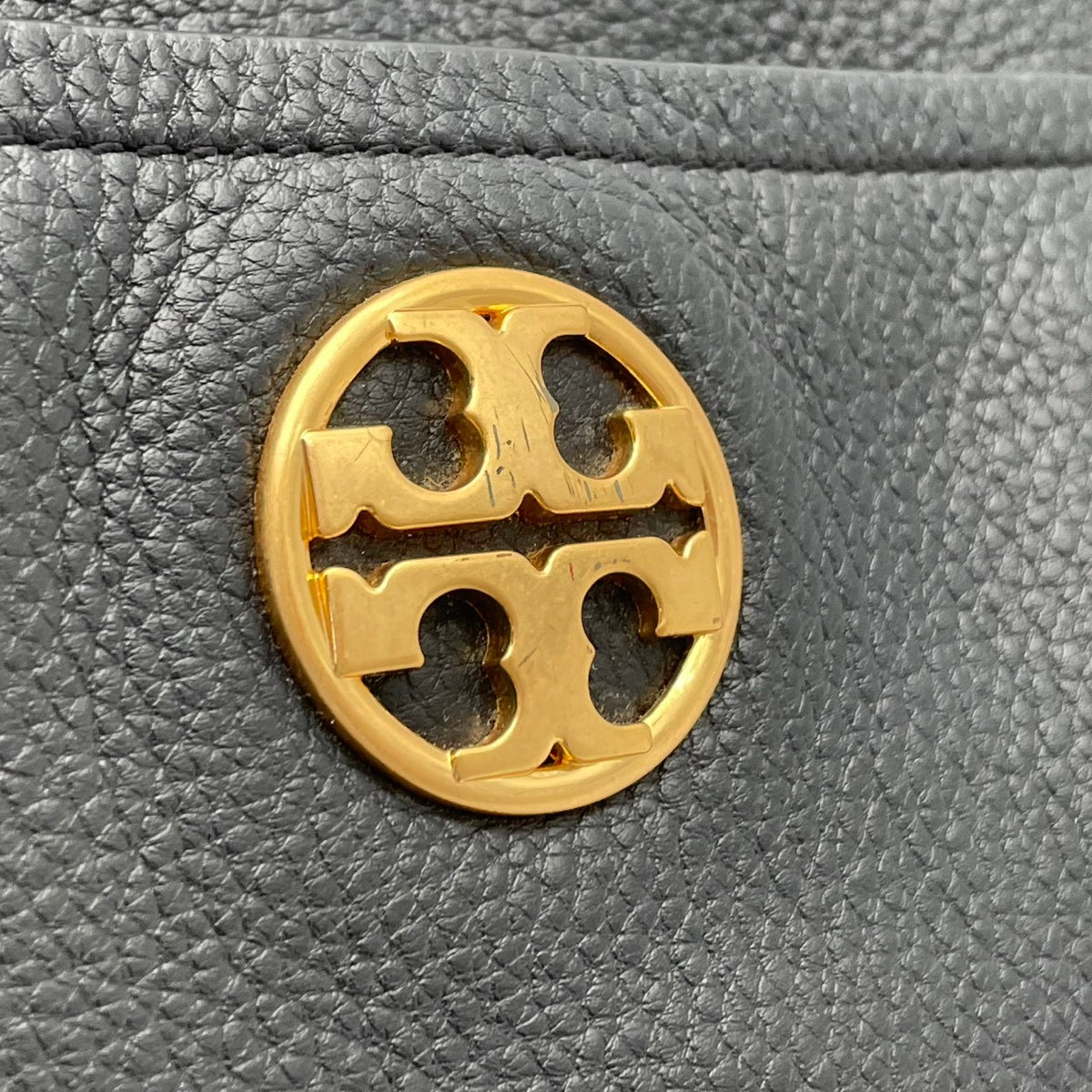 良品 TORY BURCH トリーバーチ Chelsea チェルシー スラウチー レザー トートバッグ ブラック 黒 ゴールド金具 チェーンハンドル ダブルT ロゴ 肩掛け ショルダーバッグ フロントポケット レディース 通勤 デイリー S95