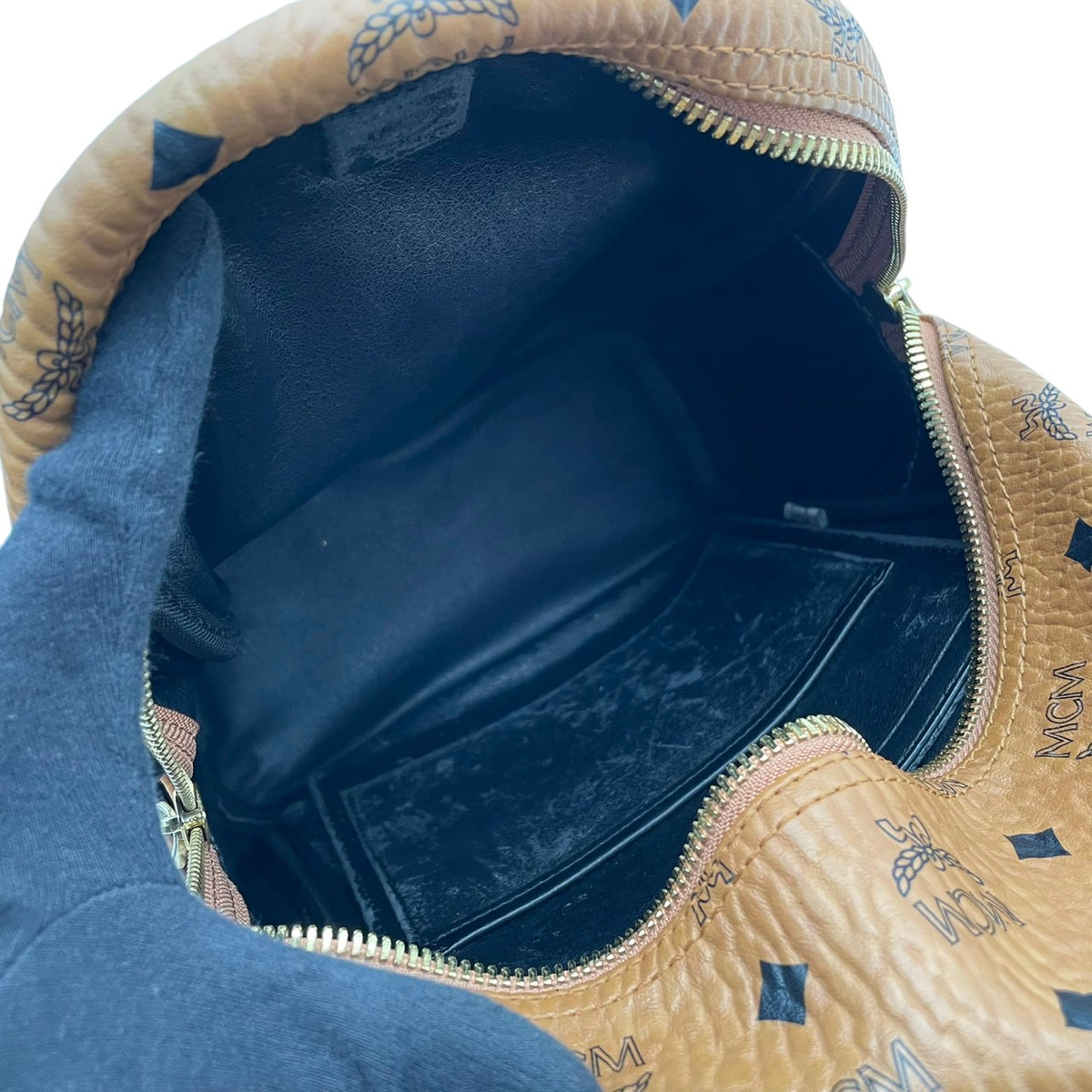 良品 MCM エムシーエム Stark スターク バックパック リュック キャメルブラウン Visetos ヴィセトス モノグラム コーティングキャンバス レザー ゴールド金具 ロゴプレート 総柄 フロントポケット レディース メンズ デイパック S95