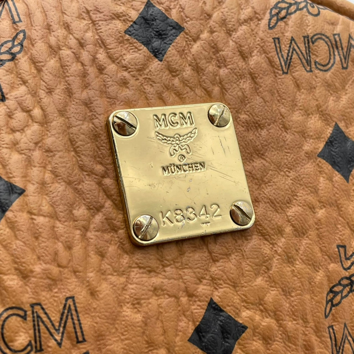 良品 MCM エムシーエム Stark スターク バックパック リュック キャメルブラウン Visetos ヴィセトス モノグラム コーティングキャンバス レザー ゴールド金具 ロゴプレート 総柄 フロントポケット レディース メンズ デイパック S95