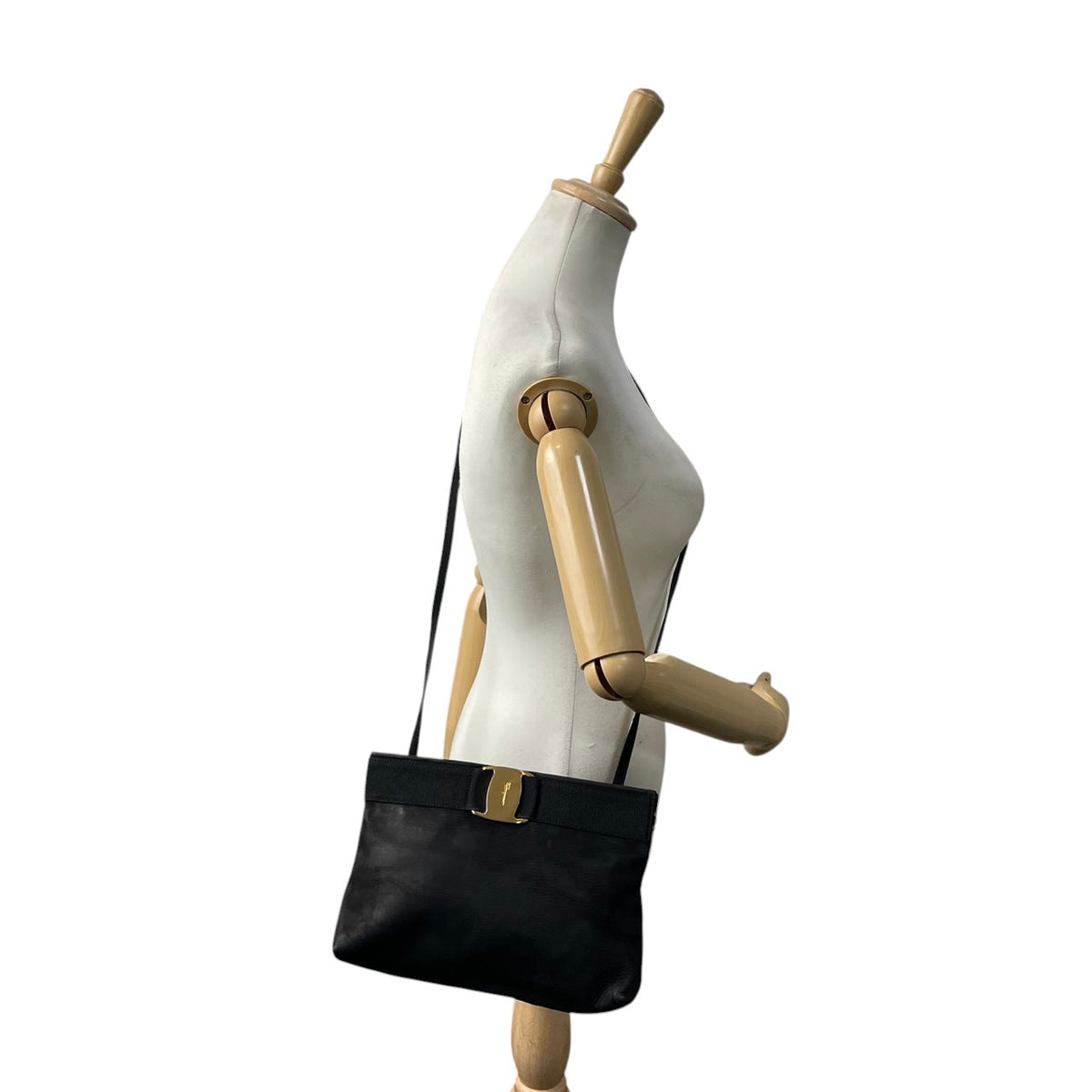良品 Salvatore Ferragamo フェラガモ D210588 ヴァラ リボン ショルダーバッグ ブラック 黒 レザー ゴールド金具 肩掛け クラッチバッグ バネ口金 ロゴ レディース フォーマル 冠婚葬祭 パーティー S95