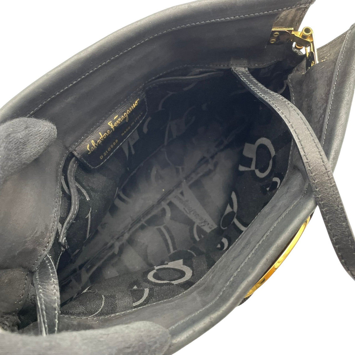 良品 Salvatore Ferragamo フェラガモ D210588 ヴァラ リボン ショルダーバッグ ブラック 黒 レザー ゴールド金具 肩掛け クラッチバッグ バネ口金 ロゴ レディース フォーマル 冠婚葬祭 パーティー S95