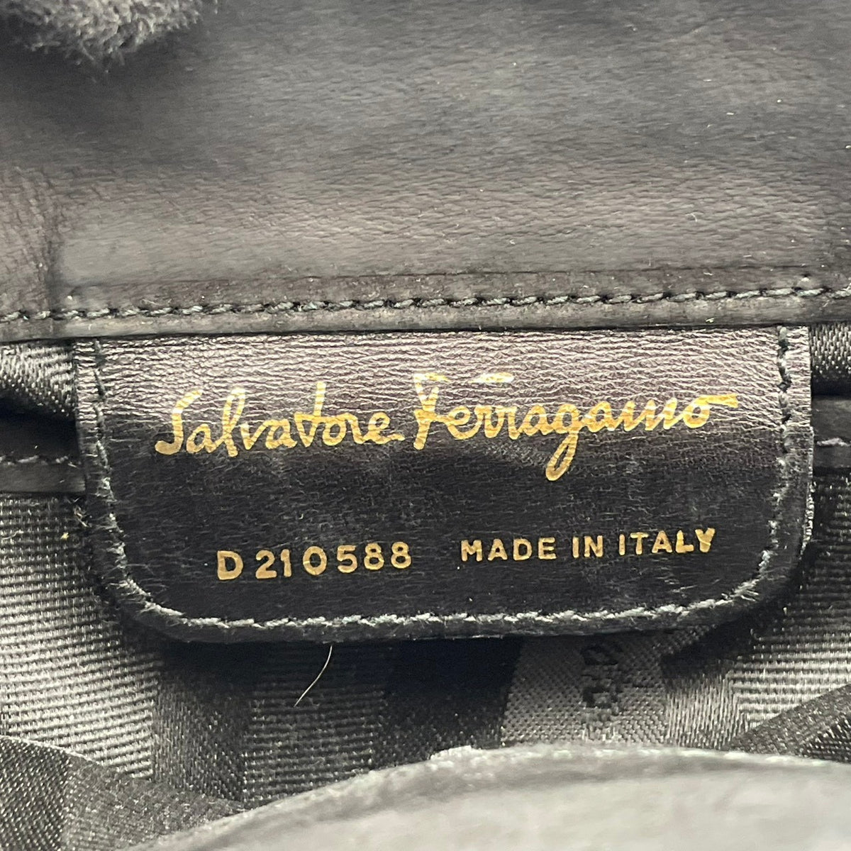 良品 Salvatore Ferragamo フェラガモ D210588 ヴァラ リボン ショルダーバッグ ブラック 黒 レザー ゴールド金具 肩掛け クラッチバッグ バネ口金 ロゴ レディース フォーマル 冠婚葬祭 パーティー S95