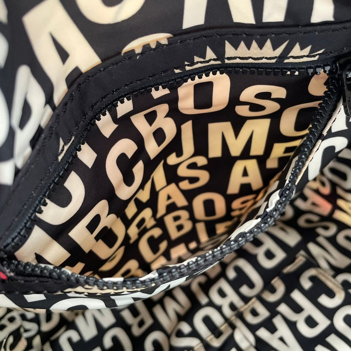 良品 MARC BY MARC JACOBS マークバイマークジェイコブス STANDARD SUPPLY WORKWEAR トートバッグ 黒 ナイロン キルティング リボン柄 総柄 ロゴプレート 肩掛け ハンドバッグ レディース ブラック ピンク S95