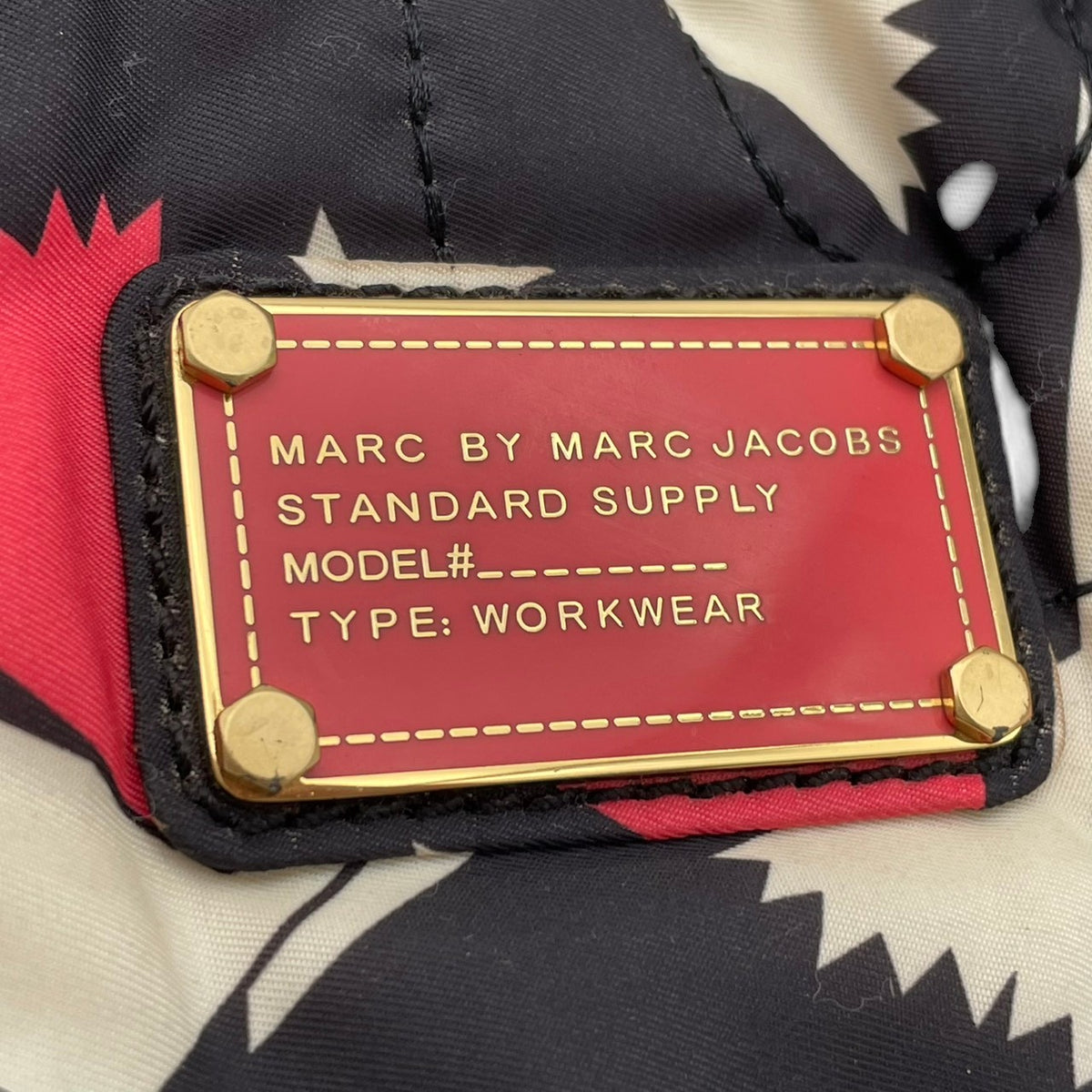 良品 MARC BY MARC JACOBS マークバイマークジェイコブス STANDARD SUPPLY WORKWEAR トートバッグ 黒 ナイロン キルティング リボン柄 総柄 ロゴプレート 肩掛け ハンドバッグ レディース ブラック ピンク S95