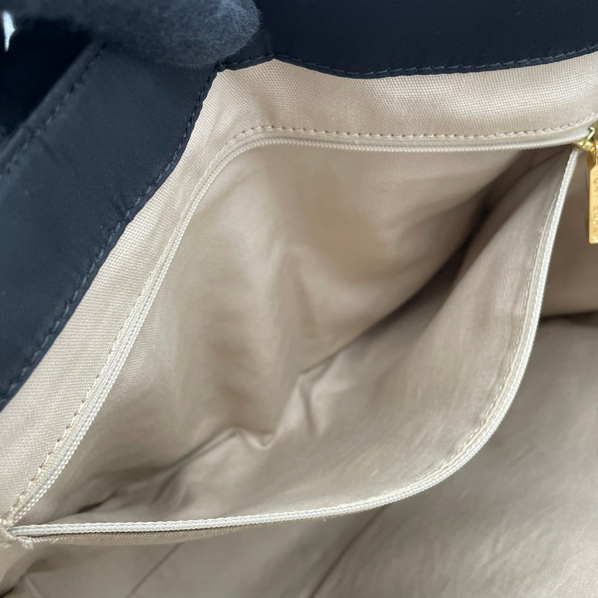 良品 TORY BURCH トリーバーチ Ella エラ トートバッグ ブラック 黒 ナイロン エナメル パテント ダブルT ロゴ 肩掛け ハンドバッグ レディース サイドポケット 光沢 A4収納 通勤 通学 デイリー スクエア S95