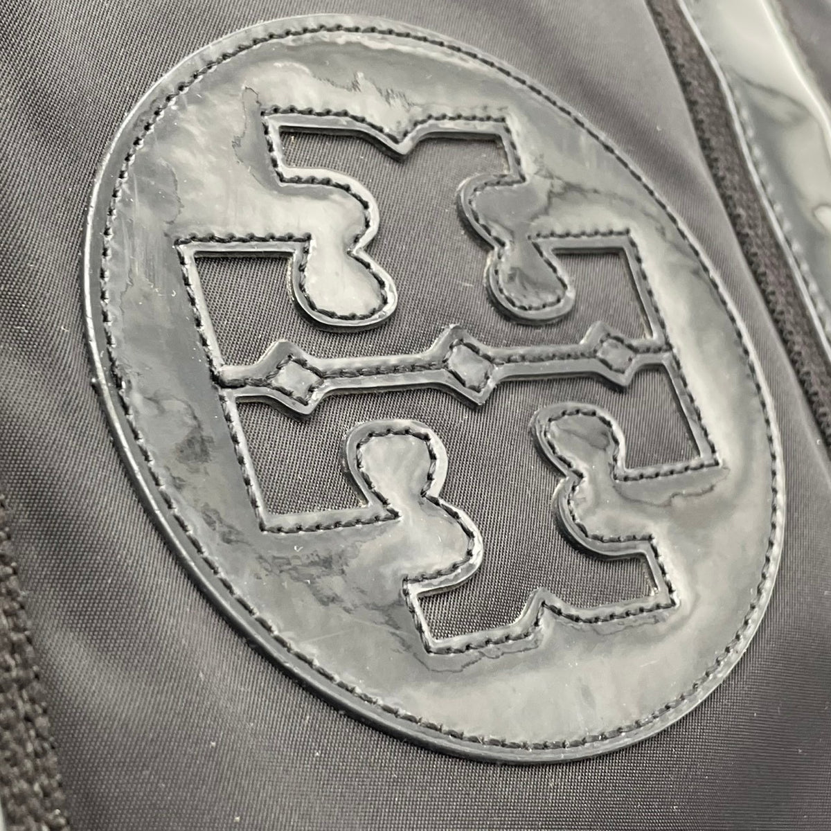 良品 TORY BURCH トリーバーチ Ella エラ トートバッグ ブラック 黒 ナイロン エナメル パテント ダブルT ロゴ 肩掛け ハンドバッグ レディース サイドポケット 光沢 A4収納 通勤 通学 デイリー スクエア S95