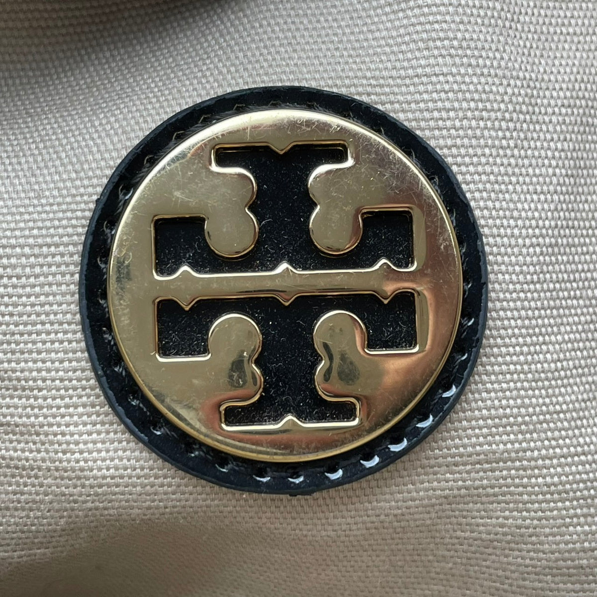 良品 TORY BURCH トリーバーチ Ella エラ トートバッグ ブラック 黒 ナイロン エナメル パテント ダブルT ロゴ 肩掛け ハンドバッグ レディース サイドポケット 光沢 A4収納 通勤 通学 デイリー スクエア S95