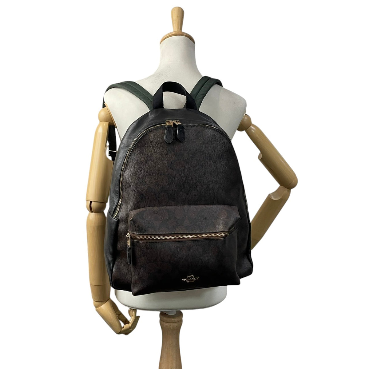良品 COACH コーチ F58314 チャーリー バックパック シグネチャー リュック デイパック ブラウン ブラック PVC コーティングキャンバス レザー ゴールド金具 ロゴ 総柄 ファスナー レディース 通勤 通学 S22