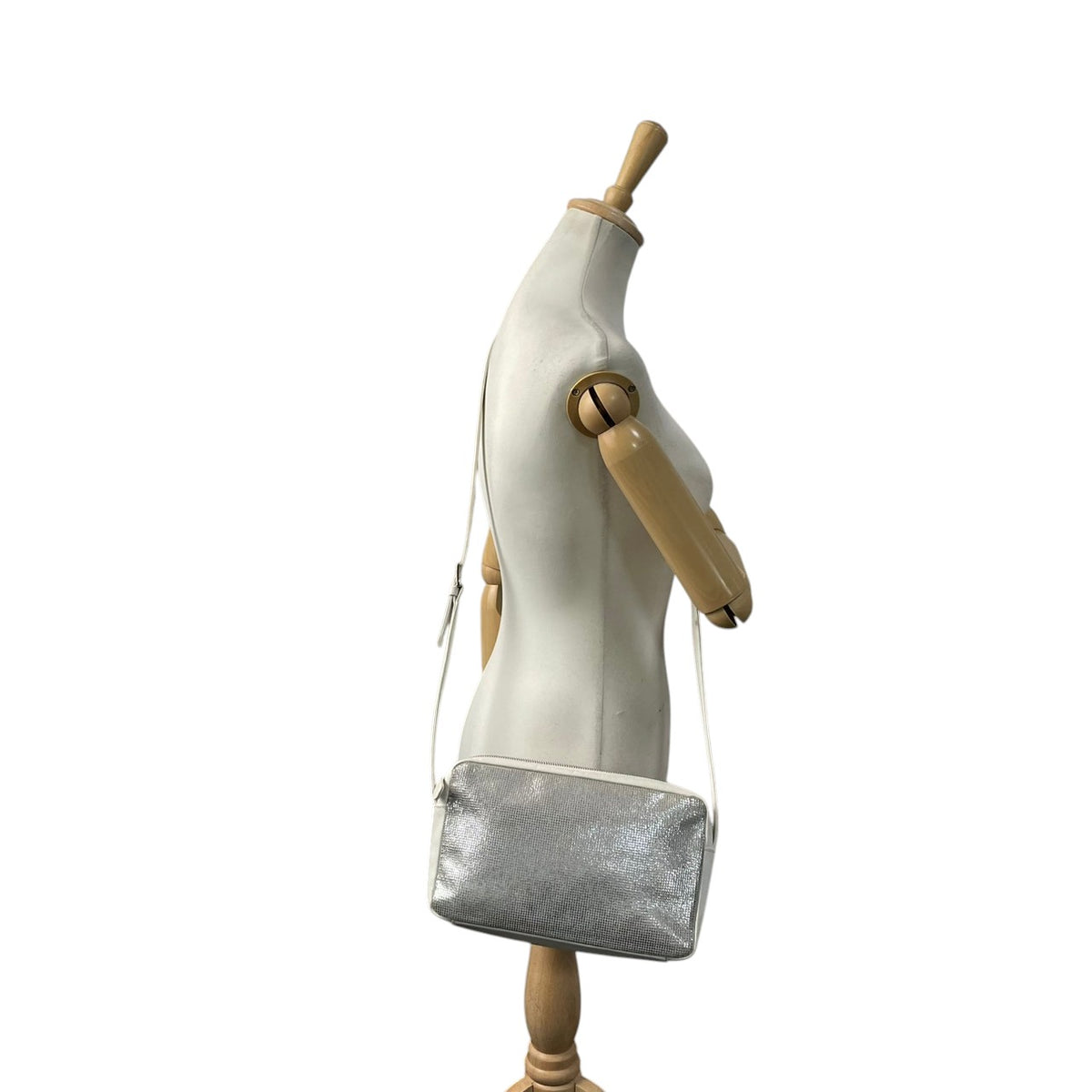 良品 agnes b. アニエスベー VOYAGE ボヤージュ ショルダーバッグ シルバー アイボリー スクエア レザー 合成素材 日本製 MADE IN JAPAN 斜め掛け クロスボディ 長さ調節可能 ファスナー レディース S22