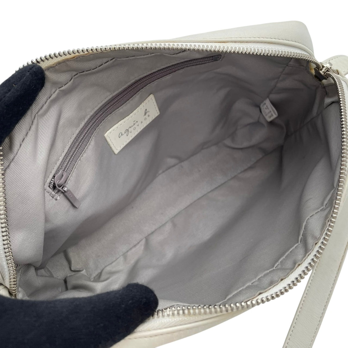 良品 agnes b. アニエスベー VOYAGE ボヤージュ ショルダーバッグ シルバー アイボリー スクエア レザー 合成素材 日本製 MADE IN JAPAN 斜め掛け クロスボディ 長さ調節可能 ファスナー レディース S22