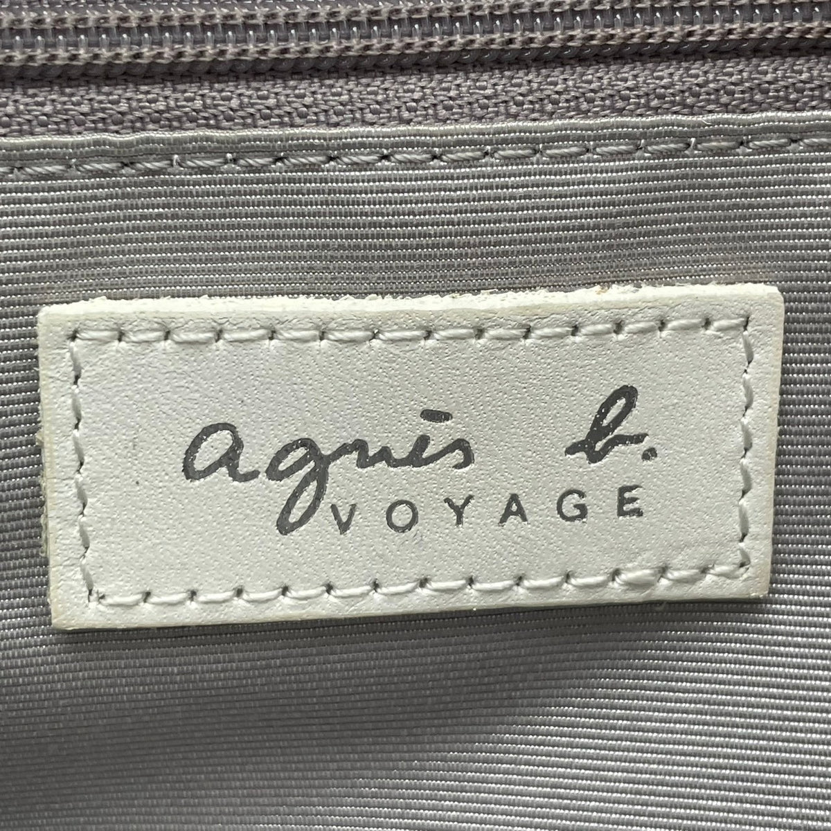 良品 agnes b. アニエスベー VOYAGE ボヤージュ ショルダーバッグ シルバー アイボリー スクエア レザー 合成素材 日本製 MADE IN JAPAN 斜め掛け クロスボディ 長さ調節可能 ファスナー レディース S22