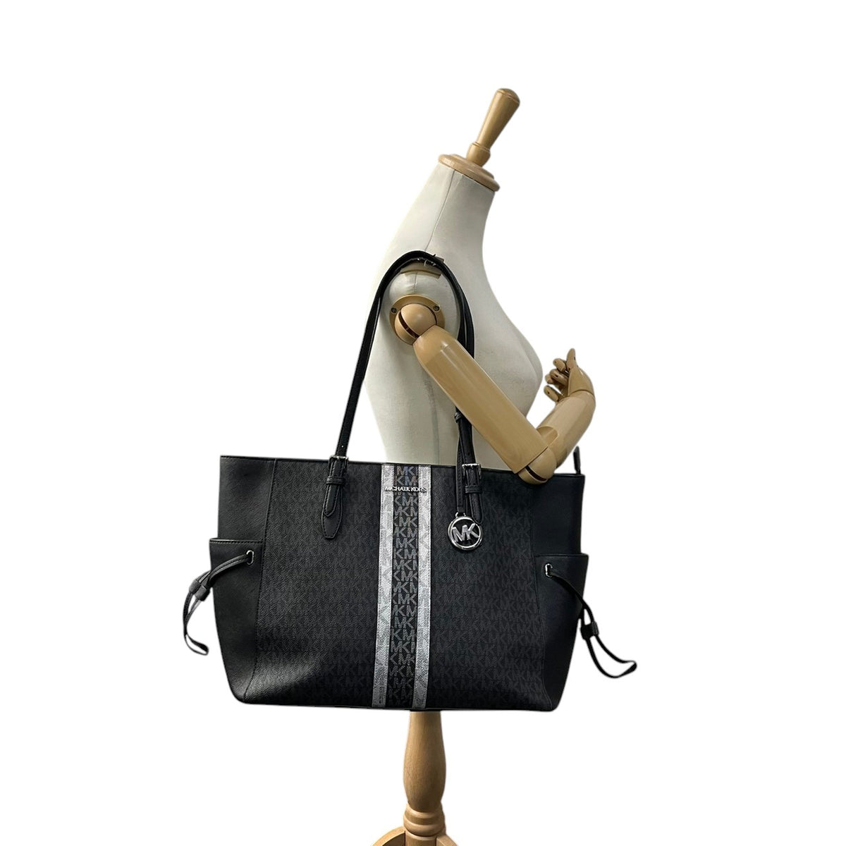 良品 MICHAEL KORS マイケルコース 35F2S2GT7B Gilly ギリー ラージ トートバッグ ブラック シグネチャー PVC レザー ストライプ ドローストリング トップジップ MKロゴ チャーム シルバー金具 肩掛け レディース S22