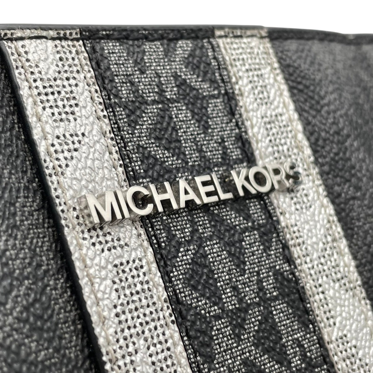 良品 MICHAEL KORS マイケルコース 35F2S2GT7B Gilly ギリー ラージ トートバッグ ブラック シグネチャー PVC レザー ストライプ ドローストリング トップジップ MKロゴ チャーム シルバー金具 肩掛け レディース S22