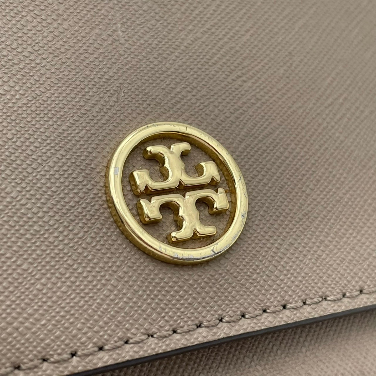良品 TORY BURCH トリーバーチ Robinson ロビンソン チェーンウォレット ショルダーバッグ グレージュ サフィアーノレザー ゴールド金具 チェーンショルダー 斜め掛け 長財布 ロゴ フラップ お財布 レディース S22