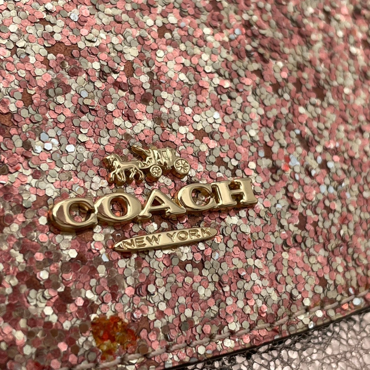 美品 COACH コーチ Flap Clutch フラップクラッチ クラッチバッグ ポーチ ピンクゴールド メタリック レザー グリッター ラメ ホース＆キャリッジ ロゴ ゴールド金具 リストレット ミニバッグ レディース S10