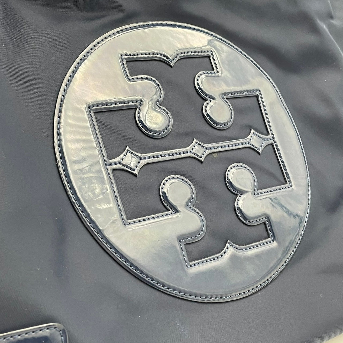 良品 TORY BURCH トリーバーチ Ella エラ ラージ トートバッグ ネイビー ナイロン パテント エナメル ダブルT ビッグロゴ ロゴパッチ ゴールド金具 ハンドバッグ ファスナー 肩掛け レディース 大きめ S10