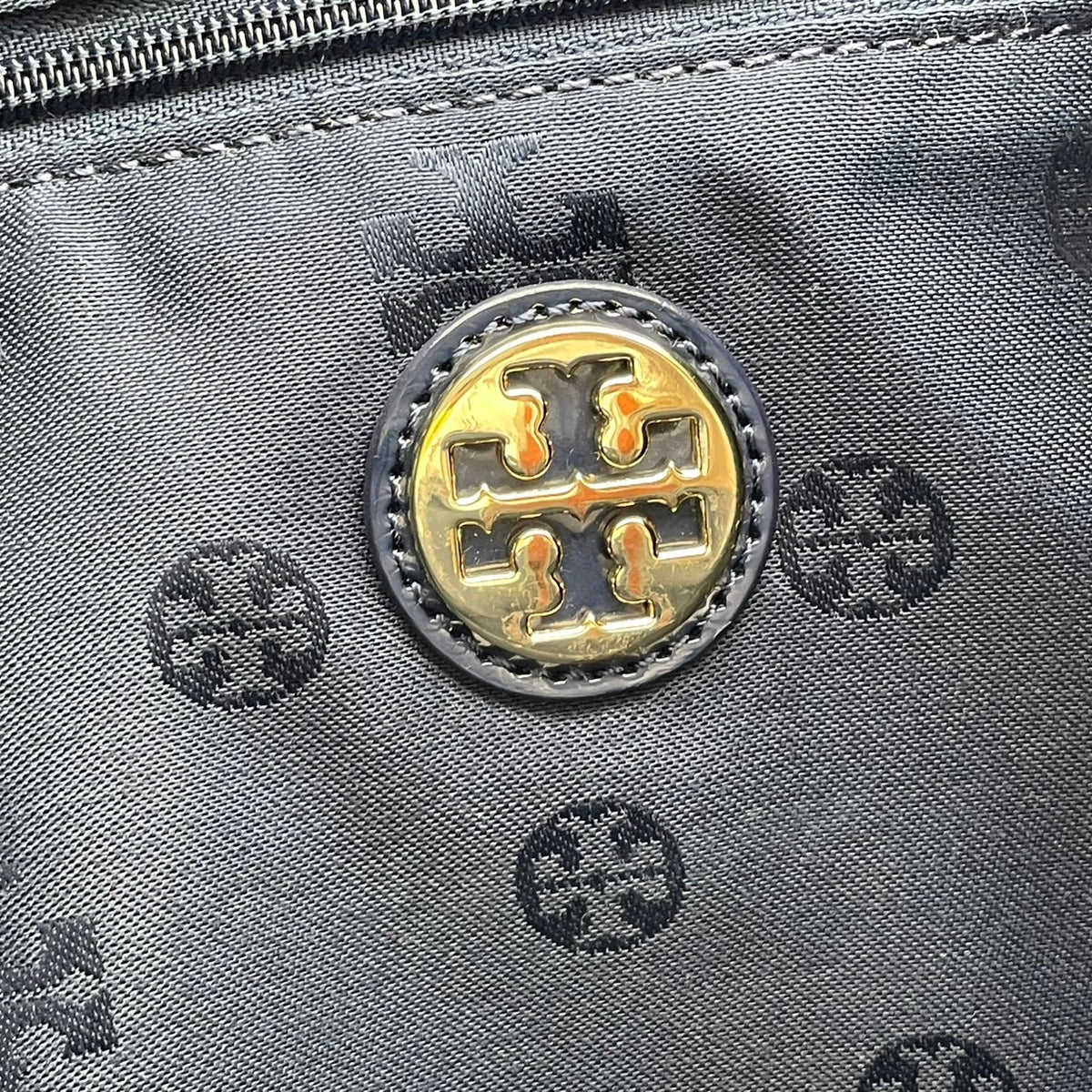良品 TORY BURCH トリーバーチ Ella エラ ラージ トートバッグ ネイビー ナイロン パテント エナメル ダブルT ビッグロゴ ロゴパッチ ゴールド金具 ハンドバッグ ファスナー 肩掛け レディース 大きめ S10