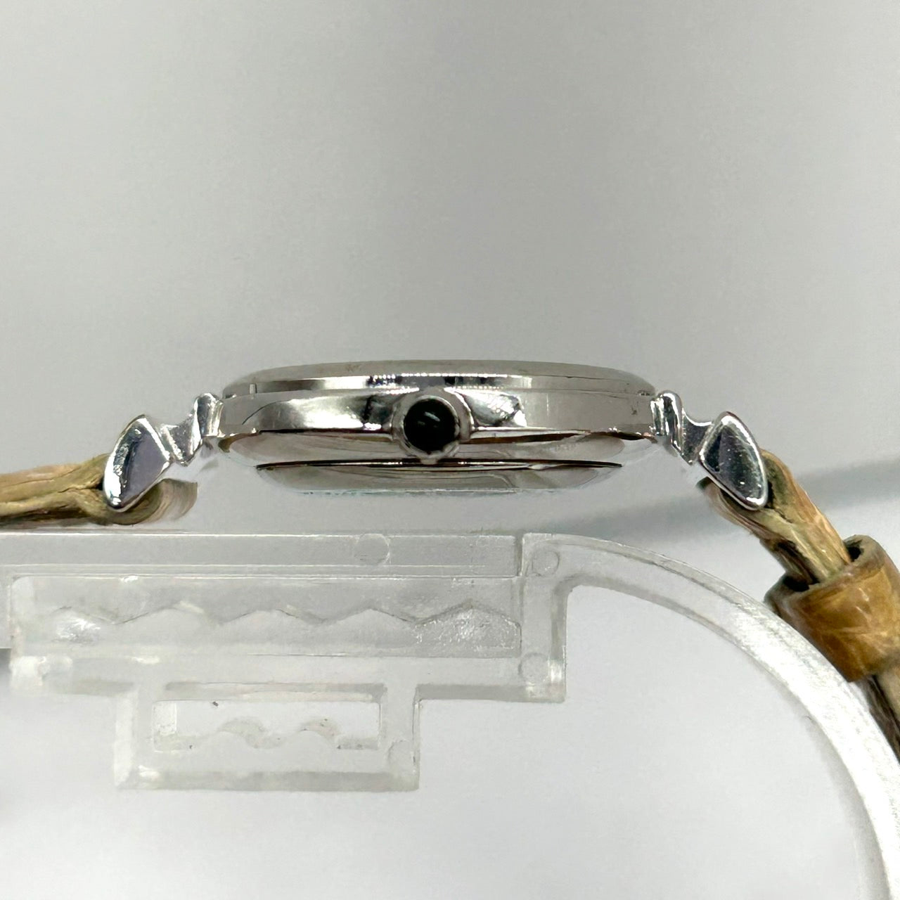 Authentic FENDI 088-320L-019 Ladies Watch White Dial Silver Case StrapUsed