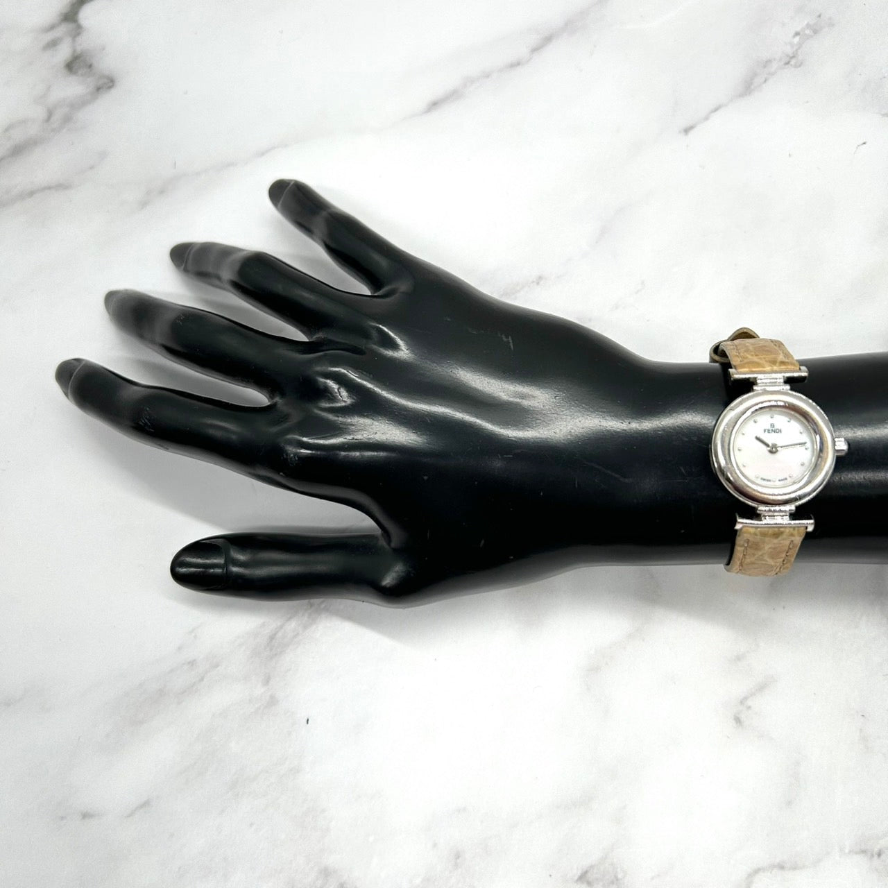 Authentic FENDI 088-320L-019 Ladies Watch White Dial Silver Case StrapUsed