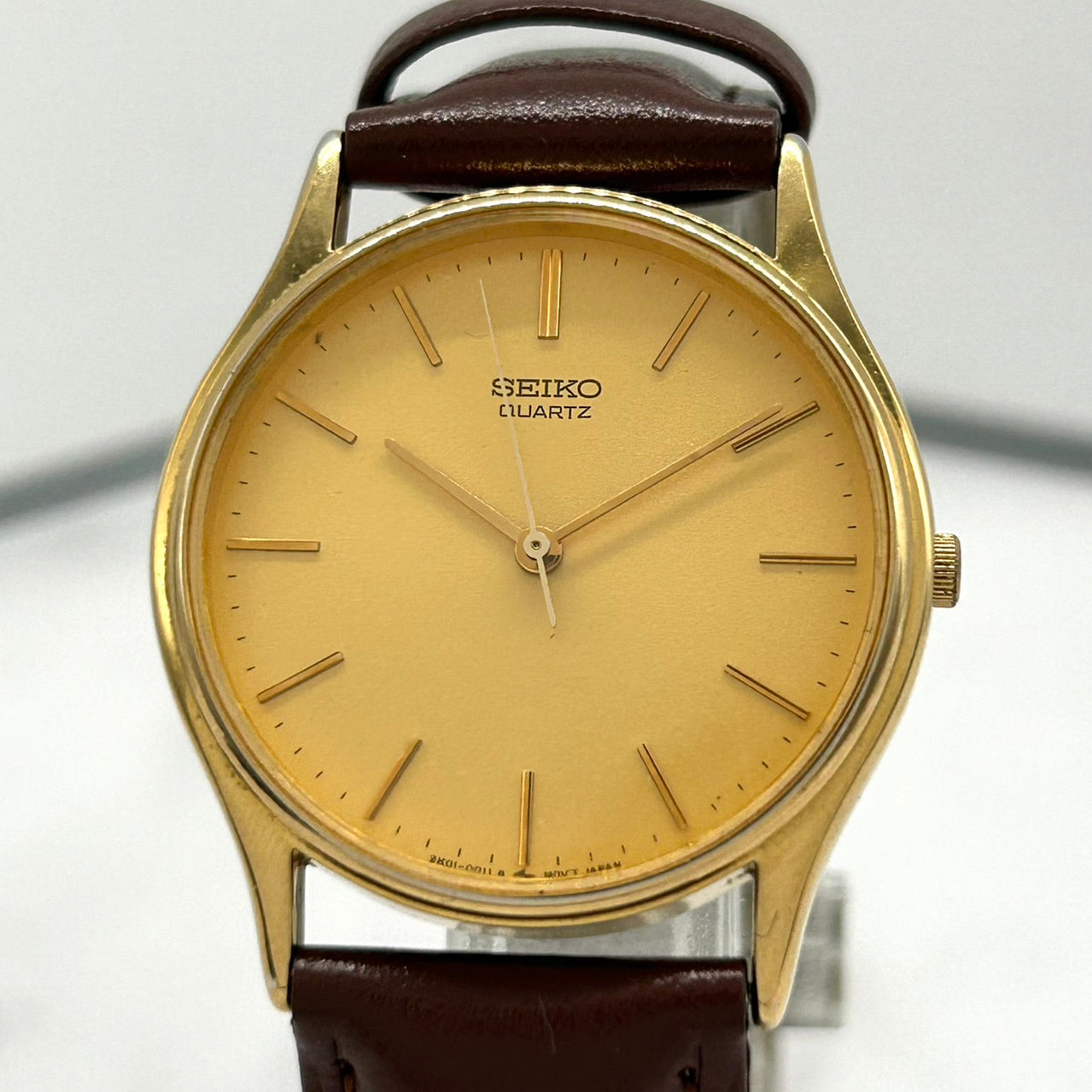 【電池交換済／美品】セイコー SEIKO クオーツ 2K01-0011 クラシック ドレスウォッチ ゴールド ビンテージ 腕時計 アナログ メンズ レディース ユニセックス対応 シンプルデザイン ブラウンレザーベルト クリーニング済 G2