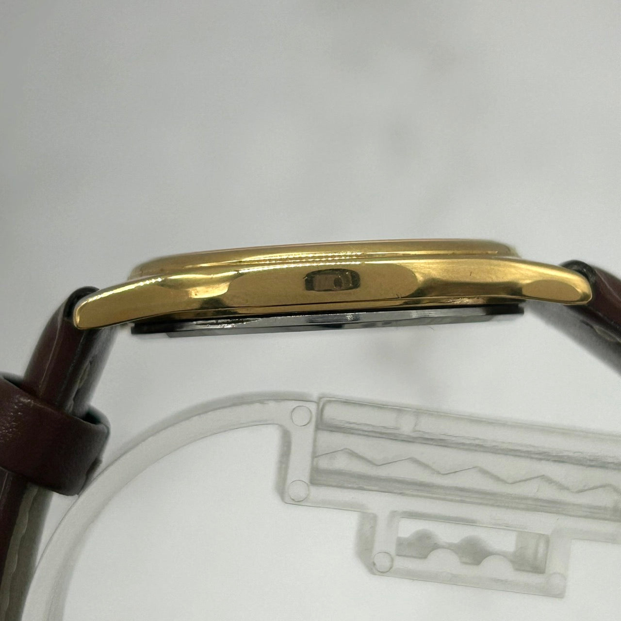 【電池交換済／美品】セイコー SEIKO クオーツ 2K01-0011 クラシック ドレスウォッチ ゴールド ビンテージ 腕時計 アナログ メンズ レディース ユニセックス対応 シンプルデザイン ブラウンレザーベルト クリーニング済 G2