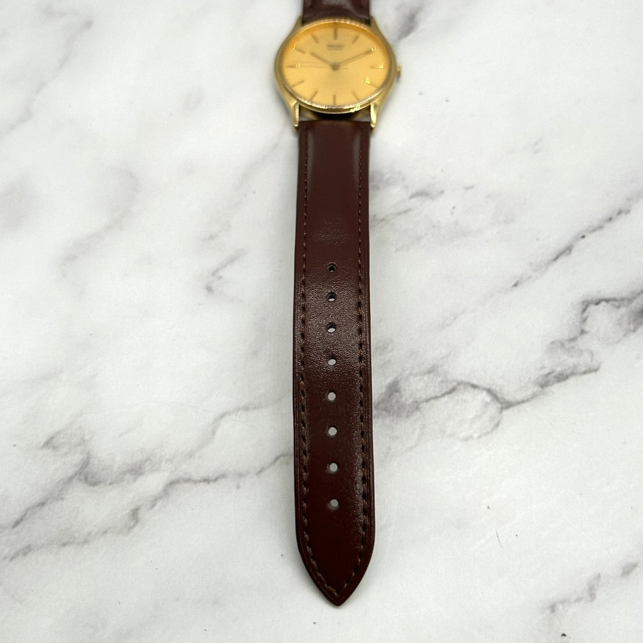 【電池交換済／美品】セイコー SEIKO クオーツ 2K01-0011 クラシック ドレスウォッチ ゴールド ビンテージ 腕時計 アナログ メンズ レディース ユニセックス対応 シンプルデザイン ブラウンレザーベルト クリーニング済 G2