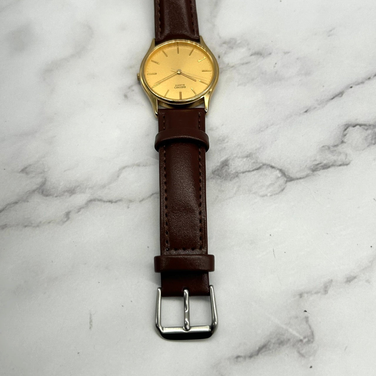 【電池交換済／美品】セイコー SEIKO クオーツ 2K01-0011 クラシック ドレスウォッチ ゴールド ビンテージ 腕時計 アナログ メンズ レディース ユニセックス対応 シンプルデザイン ブラウンレザーベルト クリーニング済 G2