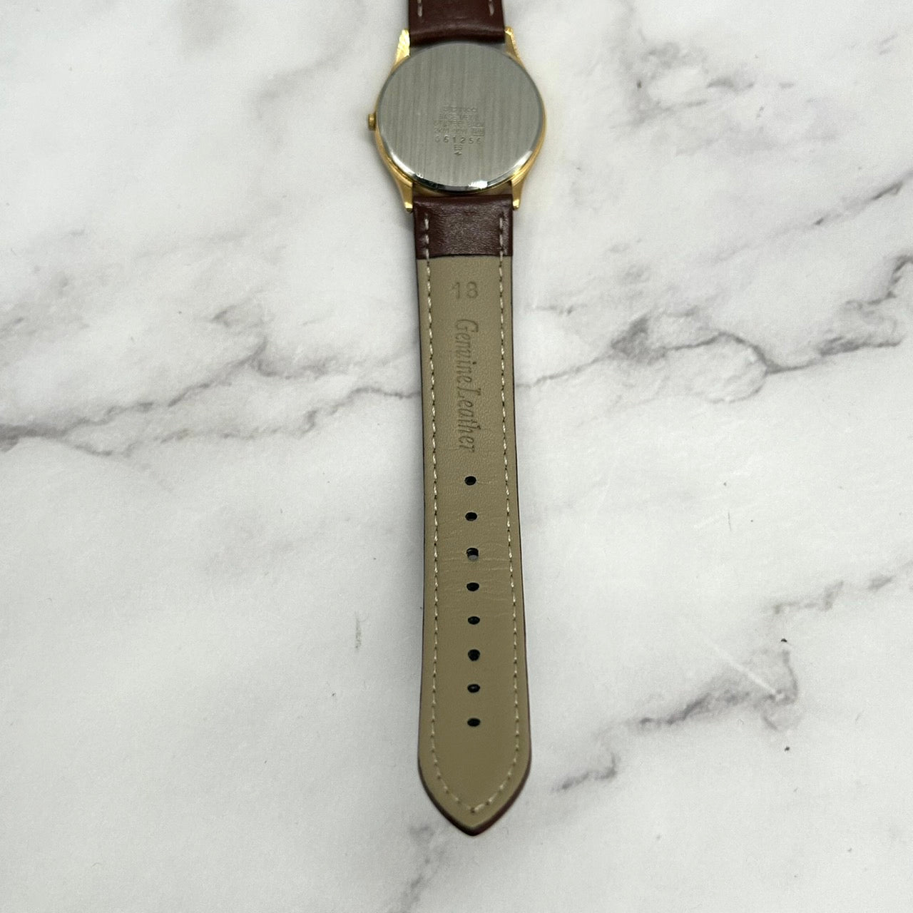 【電池交換済／美品】セイコー SEIKO クオーツ 2K01-0011 クラシック ドレスウォッチ ゴールド ビンテージ 腕時計 アナログ メンズ レディース ユニセックス対応 シンプルデザイン ブラウンレザーベルト クリーニング済 G2