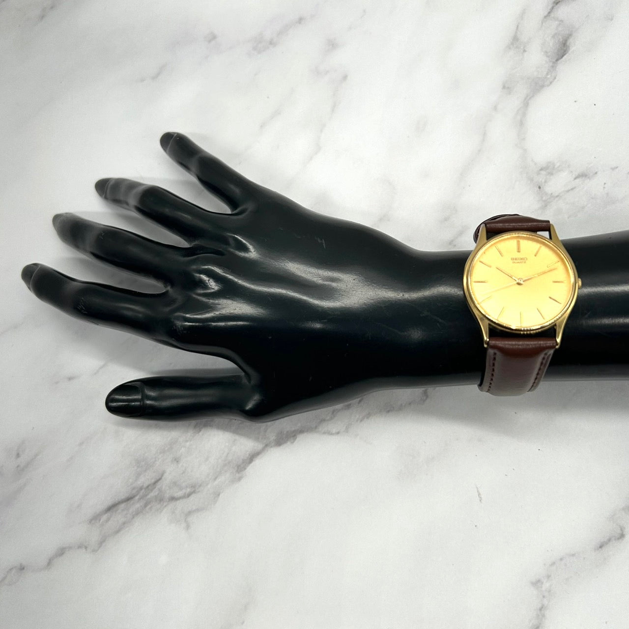 【電池交換済／美品】セイコー SEIKO クオーツ 2K01-0011 クラシック ドレスウォッチ ゴールド ビンテージ 腕時計 アナログ メンズ レディース ユニセックス対応 シンプルデザイン ブラウンレザーベルト クリーニング済 G2