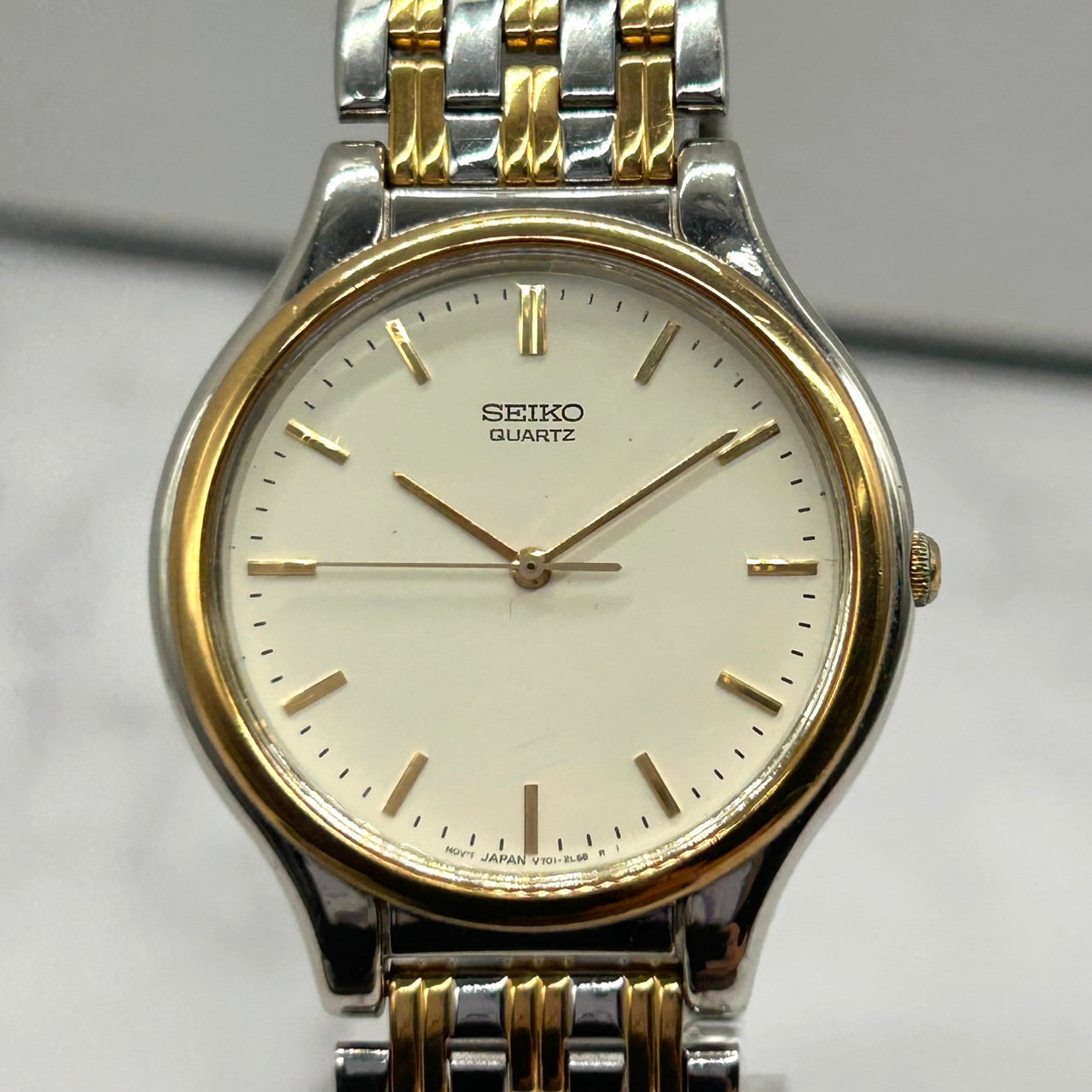 【美品】電池交換済 SEIKO セイコー 腕時計 V701-1V70 メンズ クオーツ アナログ ホワイト文字盤 シルバー ゴールド コンビ クラシック エレガント ドレスウォッチ ビジネス フォーマル 定番人気モデル クリーニング済み G2