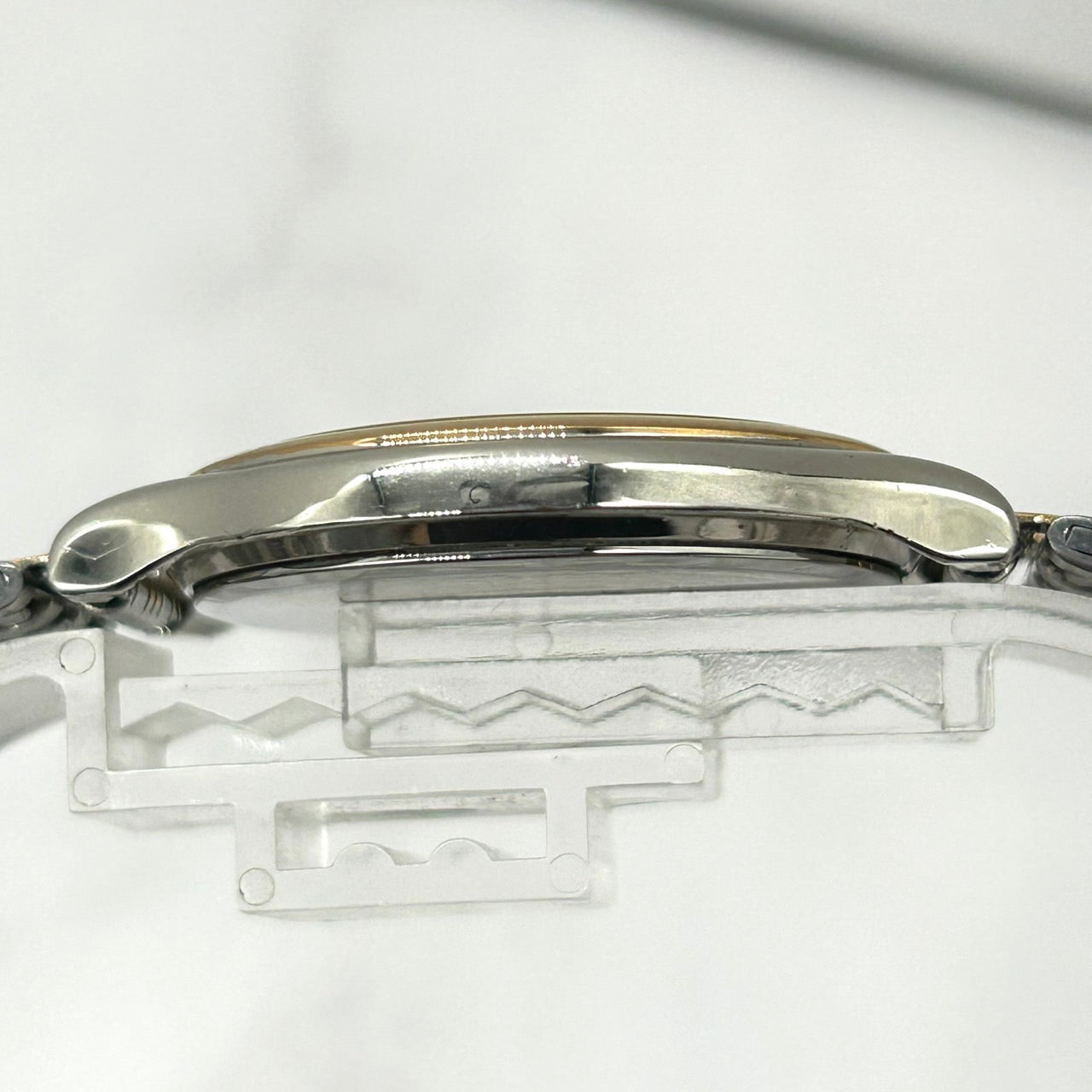 【美品】電池交換済 SEIKO セイコー 腕時計 V701-1V70 メンズ クオーツ アナログ ホワイト文字盤 シルバー ゴールド コンビ クラシック エレガント ドレスウォッチ ビジネス フォーマル 定番人気モデル クリーニング済み G2