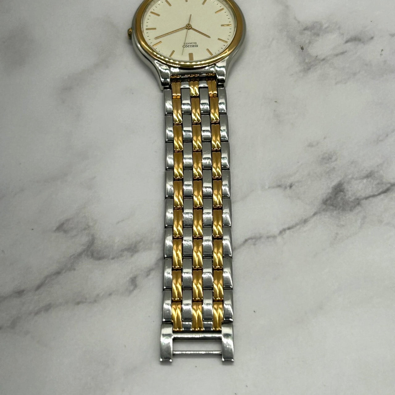 【美品】電池交換済 SEIKO セイコー 腕時計 V701-1V70 メンズ クオーツ アナログ ホワイト文字盤 シルバー ゴールド コンビ クラシック エレガント ドレスウォッチ ビジネス フォーマル 定番人気モデル クリーニング済み G2