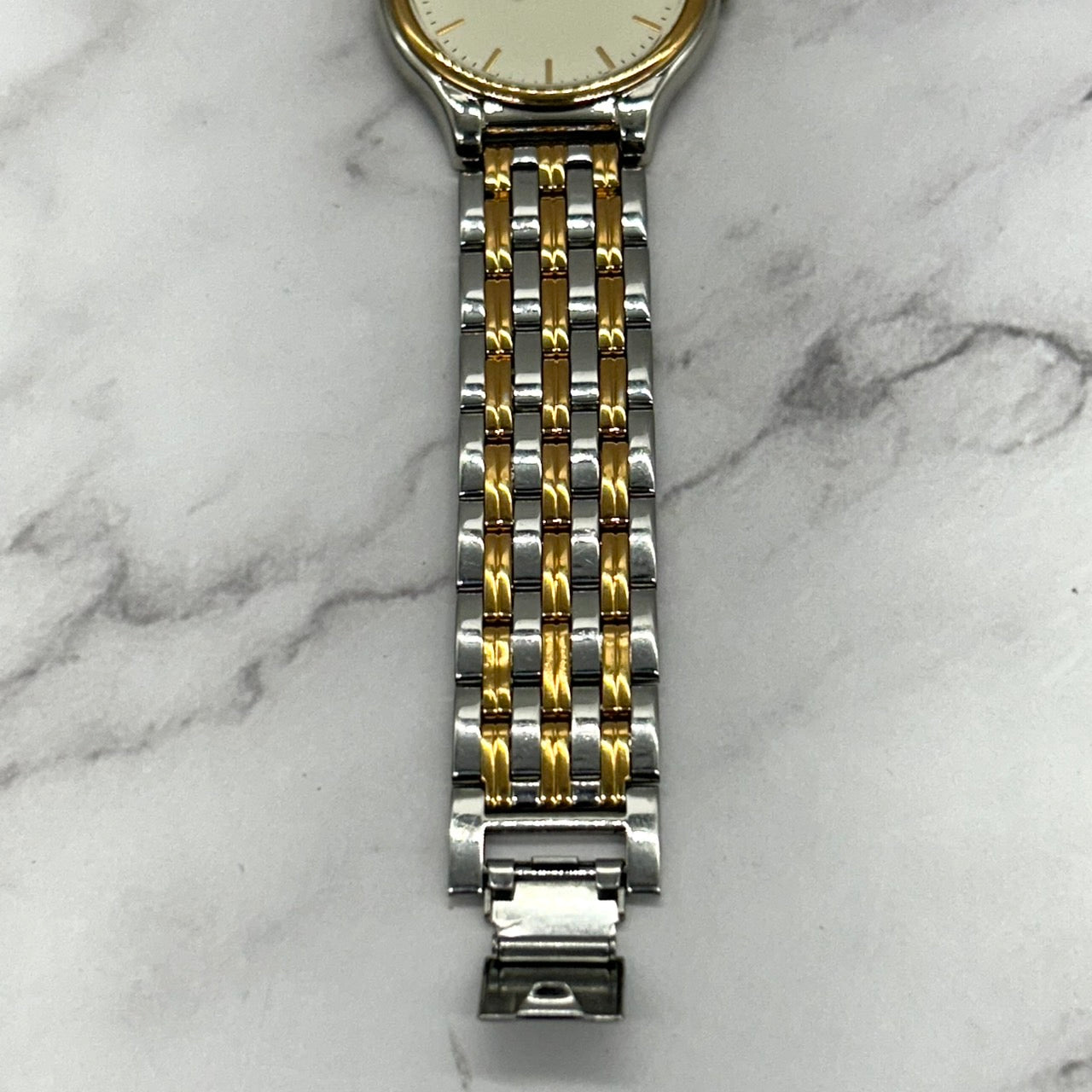 【美品】電池交換済 SEIKO セイコー 腕時計 V701-1V70 メンズ クオーツ アナログ ホワイト文字盤 シルバー ゴールド コンビ クラシック エレガント ドレスウォッチ ビジネス フォーマル 定番人気モデル クリーニング済み G2